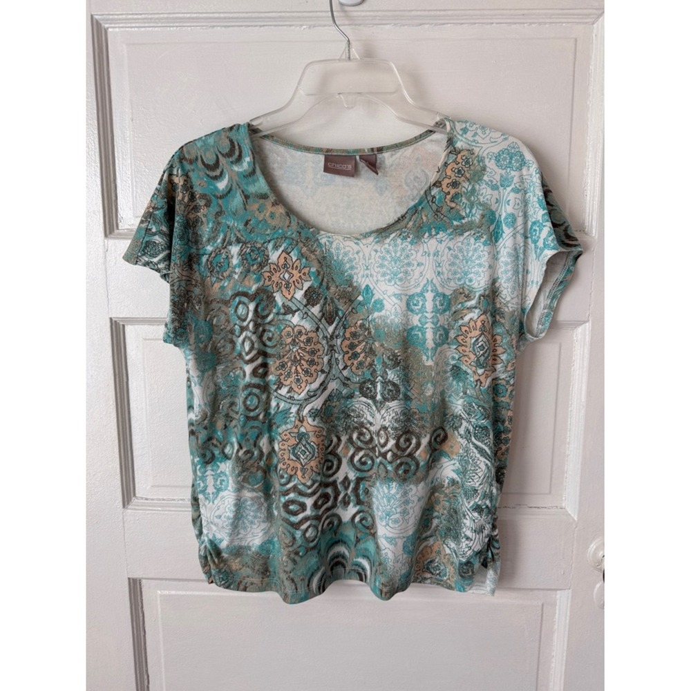 3/$20 💥 Chico's Teal Paisley Short Sleeve T-Shirt Ruched Sides Boho Fairy